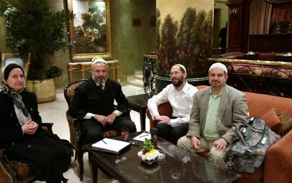 Rebecca Abrahamson (à gauche), le Dr Omer Salem (au centre à gauche), le rabbin Yakov Nagen (au centre à droite) et le Dr Joseph Ringe au Caire, en mars 2016. (Crédit : Facebook/Yaakov Nagen) Rebecca Abrahamson (à gauche), le Dr Omer Salem (au centre à gauche), le rabbin Yakov Nagen (au centre à droite) et le Dr Joseph Ringe au Caire, en mars 2016. (Crédit : Facebook/Yaakov Nagen)
