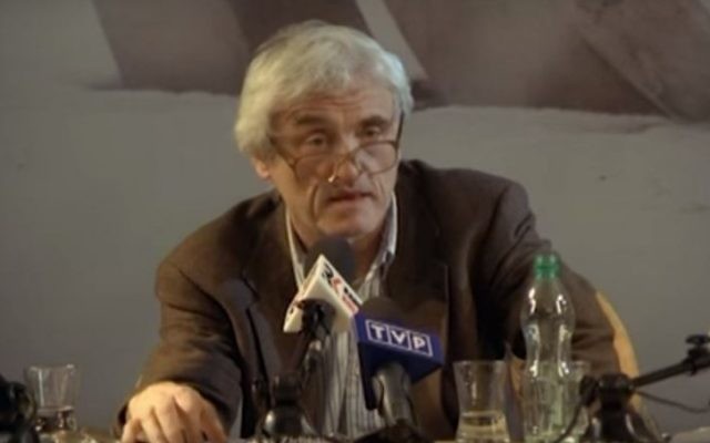 Jan Tomasz Gross, historien américain d'origine polonaise, s'adresse aux médias polonais, le 28 août 2015. (Crédit : Capture d'écran YouTube)