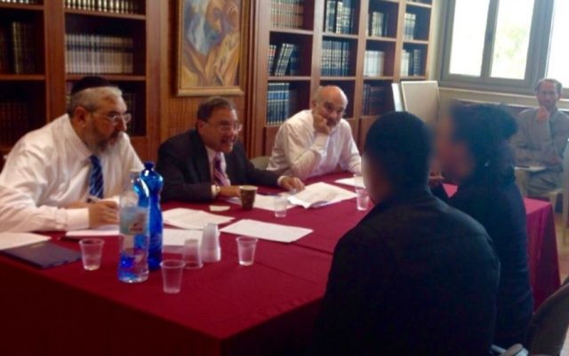 Le rabbi d'Efrat Shlomo Riskin, deuxième à gauche, pendant un examen de conversion au tribunal rabbinique Giyur Kahalacha, en novembre 2015. (Crédit : autorisation)