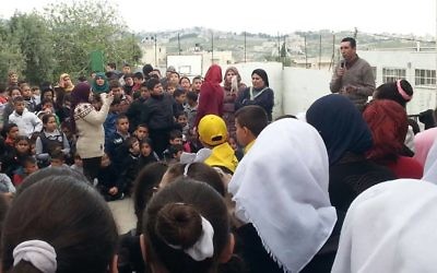 Image publiée sur Facebook puis supprimée d'un évènement organisé à l'école élémentaire Jabel Mukaber de Jérusalem Est, pendant lequel des membres de la famille du terroriste palestinien Bahaa Allyan ont été invités à s'exprimer. (Crédit : Facebook) Image publiée sur Facebook puis supprimée d'un évènement organisé à l'école élémentaire Jabel Mukaber de Jérusalem Est, pendant lequel des membres de la famille du terroriste palestinien Bahaa Allyan ont été invités à s'exprimer. (Crédit : Facebook)