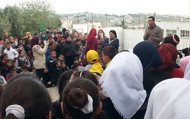 Image publiée sur Facebook puis supprimée d'un évènement organisé à l'école élémentaire Jabel Mukaber de Jérusalem Est, pendant lequel des membres de la famille du terroriste palestinien Bahaa Allyan ont été invités à s'exprimer. (Crédit : Facebook) Image publiée sur Facebook puis supprimée d'un évènement organisé à l'école élémentaire Jabel Mukaber de Jérusalem Est, pendant lequel des membres de la famille du terroriste palestinien Bahaa Allyan ont été invités à s'exprimer. (Crédit : Facebook)