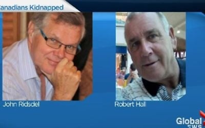 John Ridsdel (à gauche sur la photo) est l'un des deux Canadiens kidnappé en septembre 2015 et retenu en otage par le groupe islamiste Abu Sayyaf aux Philippines. Sa tête décapitée a été trouvée au sud des Philippines, ont confirmé les autorités canadiennes, le 25 avril 2016, après que l'échéance pour le paiement de la rançon n'ait pas été respectée. (Capture d'écran/Global Toronto)