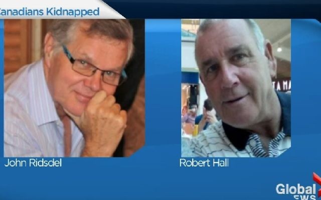 John Ridsdel (à gauche sur la photo) est l'un des deux Canadiens kidnappé en septembre 2015 et retenu en otage par le groupe islamiste Abu Sayyaf aux Philippines. Sa tête décapitée a été trouvée au sud des Philippines, ont confirmé les autorités canadiennes, le 25 avril 2016, après que l'échéance pour le paiement de la rançon n'ait pas été respectée. (Capture d'écran/Global Toronto)