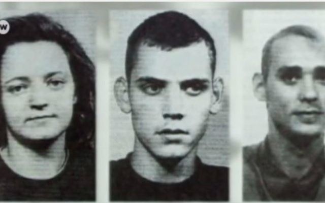 Les trois membres du groupuscule néonazi NSU (National Socialist Underground), Beate Zschaepe, Uwe Boehnhardt et Uwe Mundlos ; photographie publiée par un journal en 1998. (Crédit : capture d'écran YouTube)