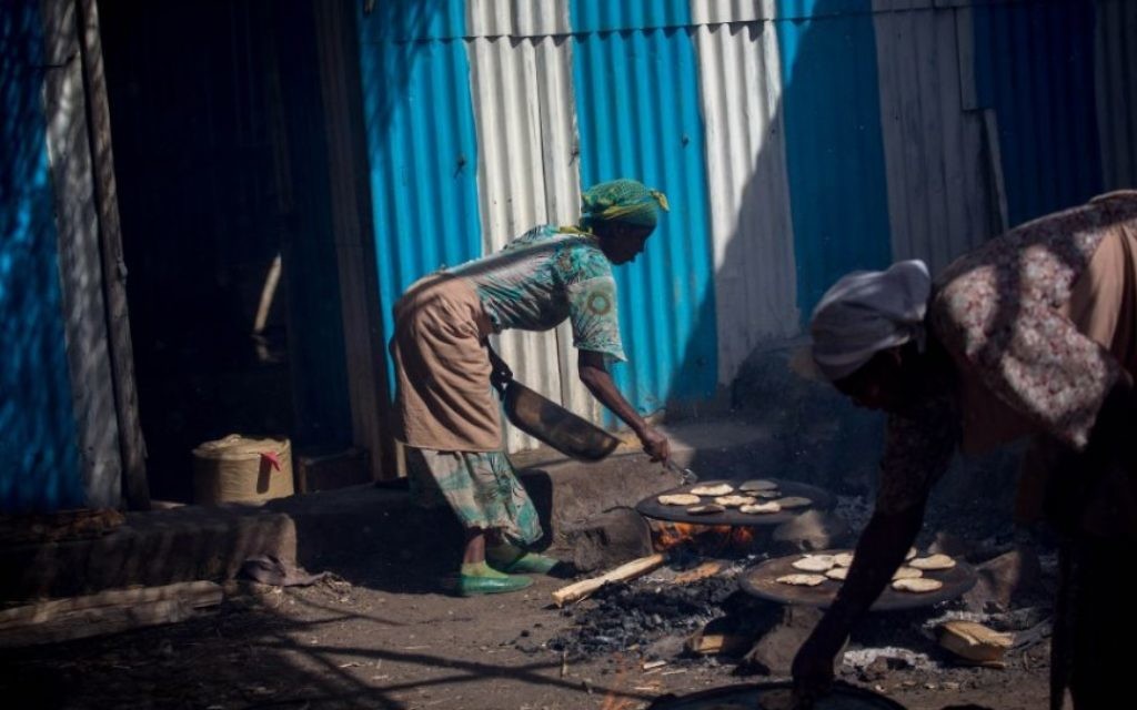 Des membres de la communauté juive de Gondar, en Ethiopie, préparent les matzas avant Pessah, le 20 avril 2016. (Crédit : Miriam Alster/Flash90)