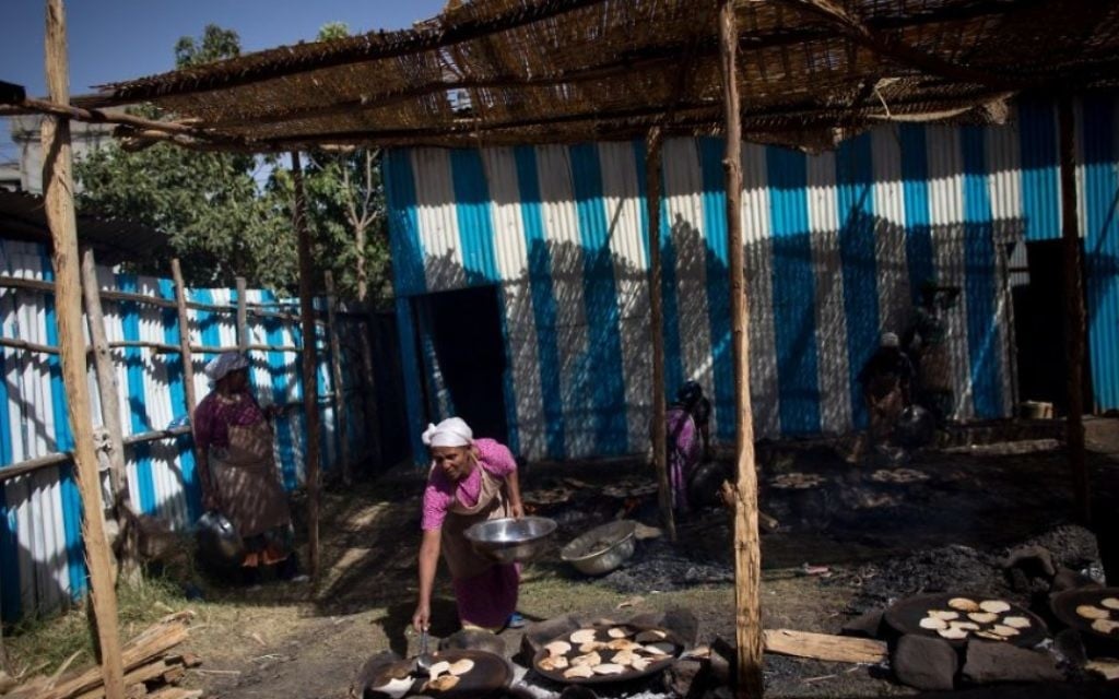 Des membres de la communauté juive de Gondar, en Ethiopie, préparent les matzas avant Pessah, le 20 avril 2016. (Crédit : Miriam Alster/Flash90)