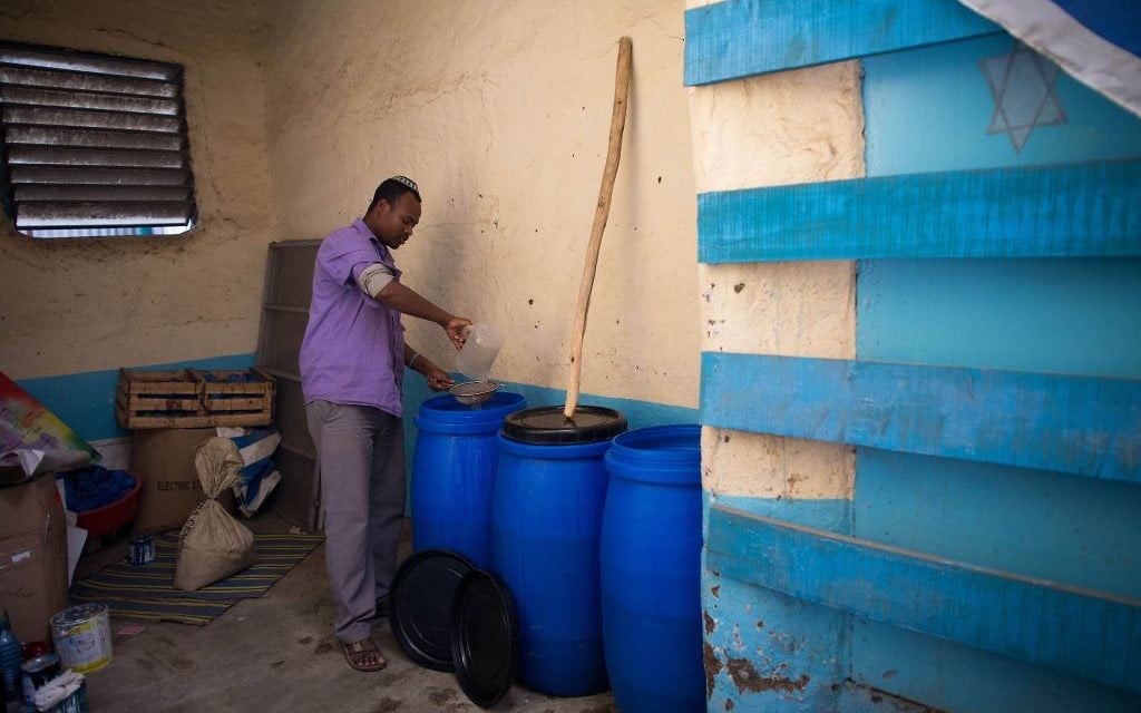 Les membres de la communauté juive de Gondar, en Ethiopie, préparent leur propre vin avant Pessah, le 20 avril 2016. (Crédit : Miriam Alster/Flash90)