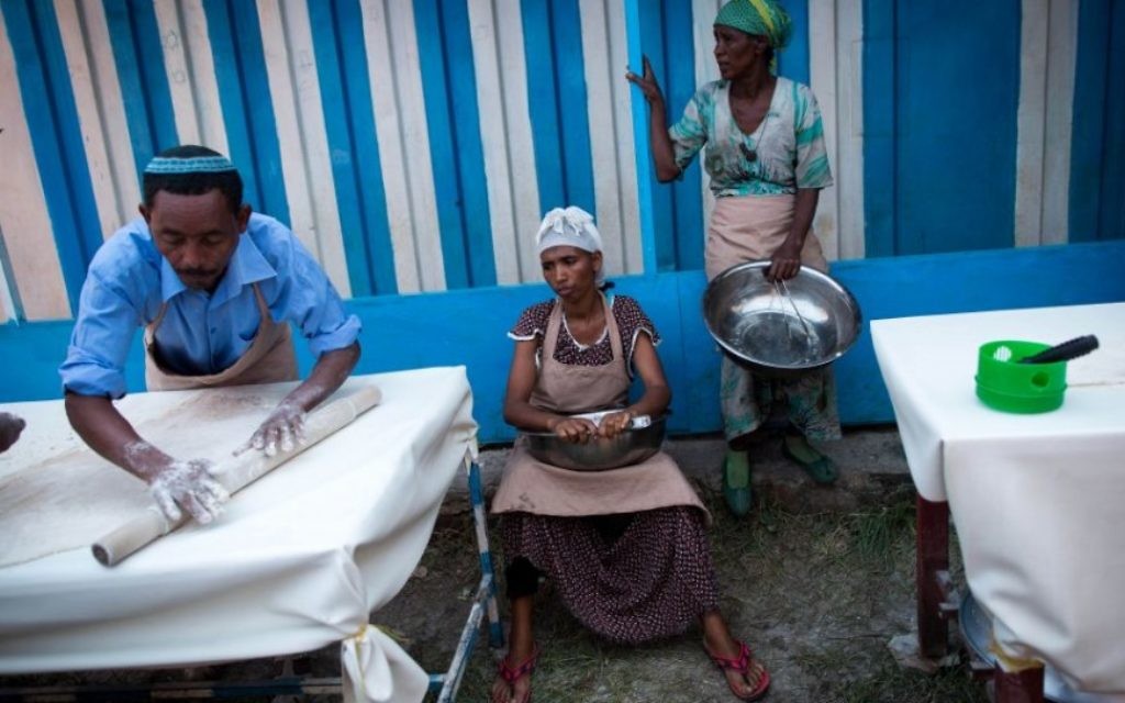 Des membres de la communauté juive de Gondar, en Ethiopie, préparent les matzas avant Pessah, le 20 avril 2016. (Crédit : Miriam Alster/Flash90)