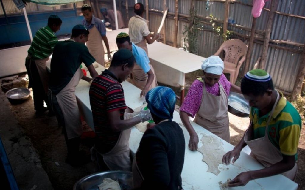 Des membres de la communauté juive de Gondar, en Ethiopie, préparent les matzas avant Pessah, le 20 avril 2016. (Crédit : Miriam Alster/Flash90)