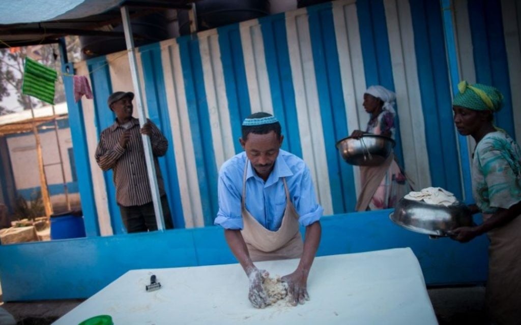 Des membres de la communauté juive de Gondar, en Ethiopie, préparent les matzas avant Pessah, le 20 avril 2016. (Crédit : Miriam Alster/Flash90)