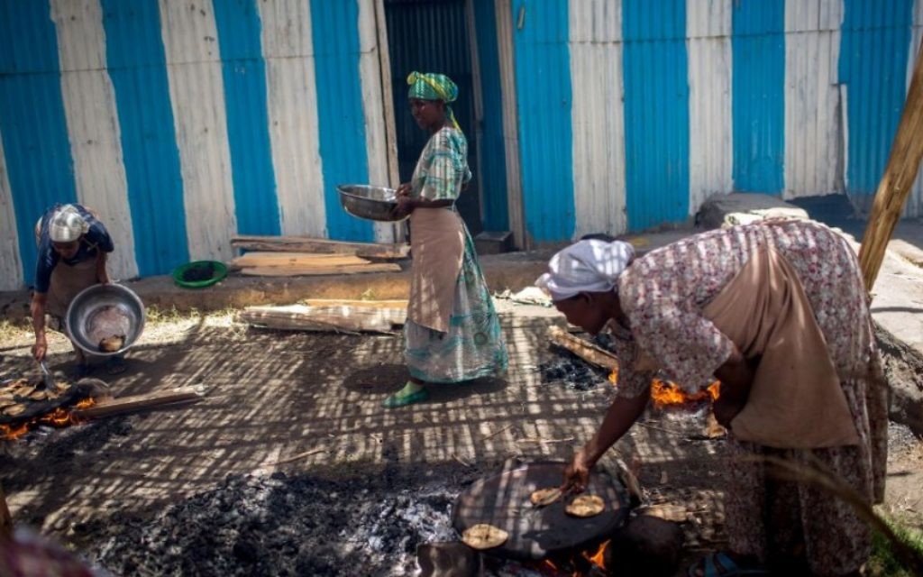 Des membres de la communauté juive de Gondar, en Ethiopie, préparent les matzas avant Pessah, le 20 avril 2016. (Crédit : Miriam Alster/Flash90)