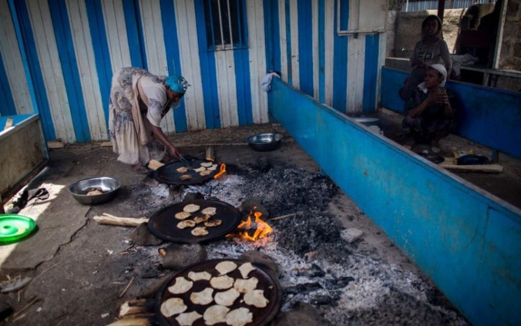 Des membres de la communauté juive de Gondar, en Ethiopie, préparent les matzas avant Pessah, le 20 avril 2016. (Crédit : Miriam Alster/Flash90)