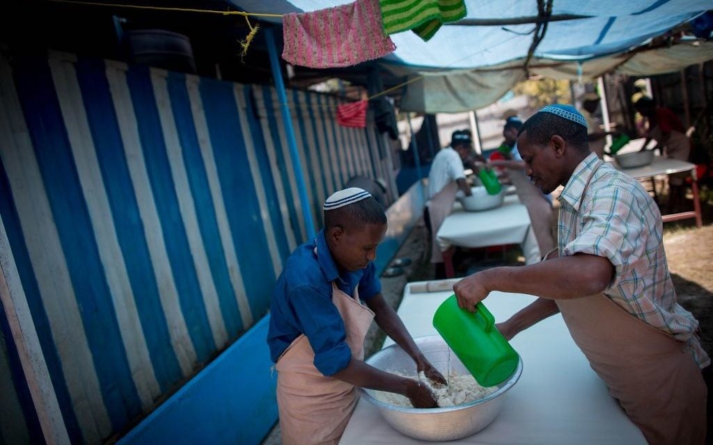 Des membres de la communauté juive de Gondar, en Ethiopie, préparent les matzas avant Pessah, le 20 avril 2016. (Crédit : Miriam Alster/Flash90)