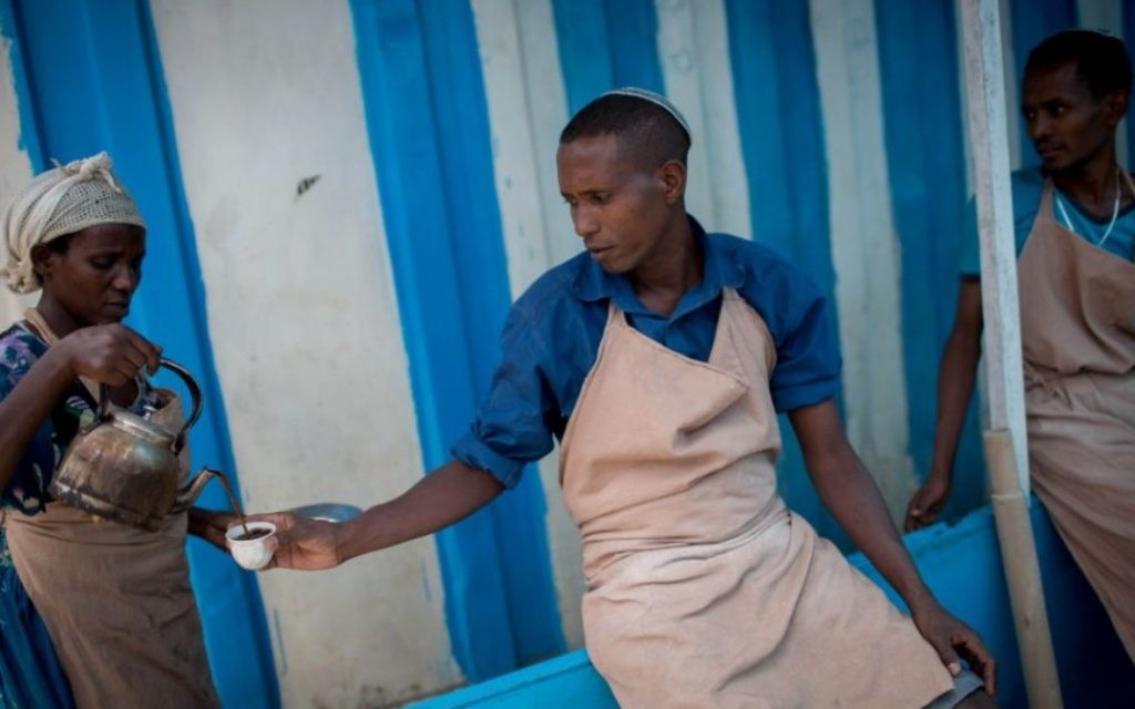 Des membres de la communauté juive de Gondar, en Ethiopie, préparent les matzas avant Pessah, le 20 avril 2016. (Crédit : Miriam Alster/Flash90)