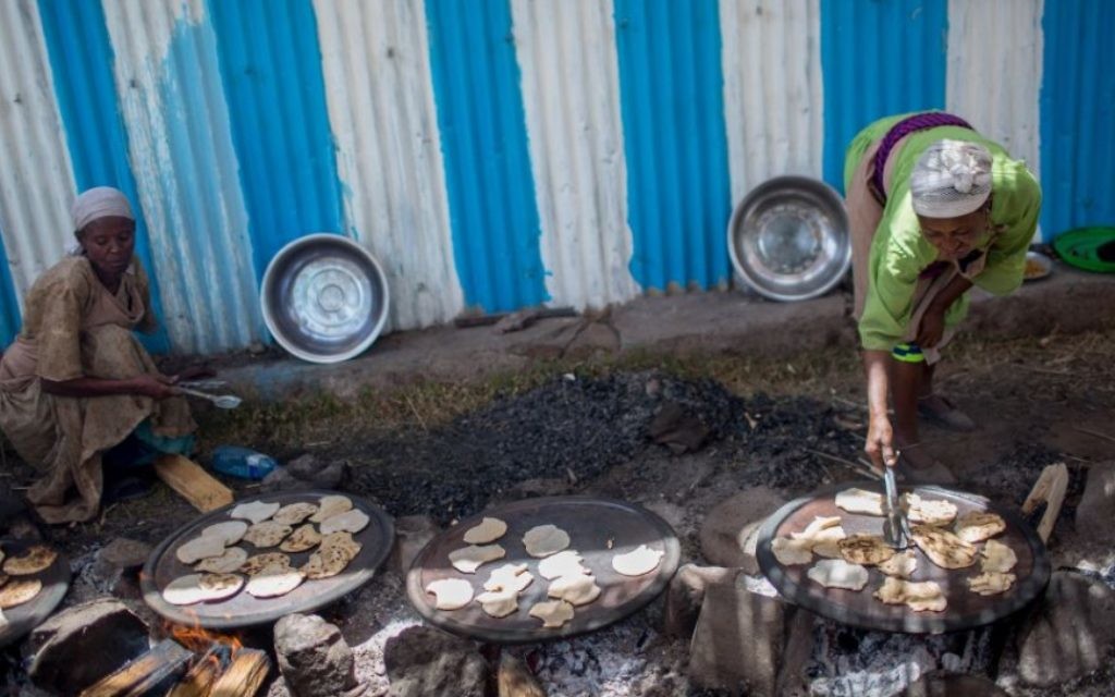 Des membres de la communauté juive de Gondar, en Ethiopie, préparent les matzas avant Pessah, le 20 avril 2016. (Crédit : Miriam Alster/Flash90)
