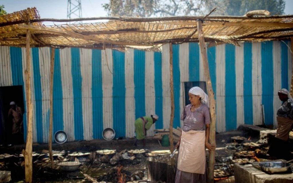 Des membres de la communauté juive de Gondar, en Ethiopie, préparent les matzas avant Pessah, le 20 avril 2016. (Crédit : Miriam Alster/Flash90)