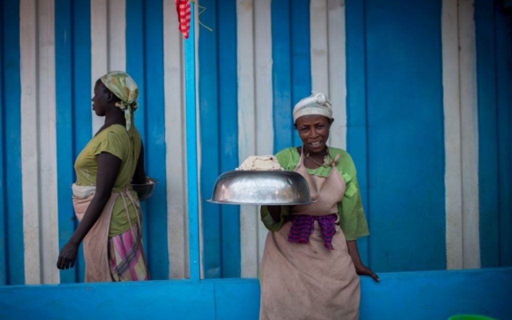 Des membres de la communauté juive de Gondar, en Ethiopie, préparent les matzas avant Pessah, le 20 avril 2016. (Crédit : Miriam Alster/Flash90)