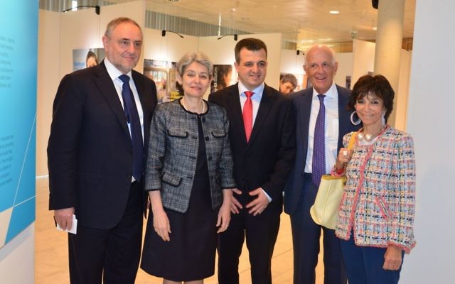 La directrice-générale Irina Bokova (2ème à gauche) avec Robert Singer, directeur executif du Congrès juif mondial, l’ambassadeur d'Israël auprès de l'UNESCO, Carmel Shama Hacohen, et les fondateurs du projet SASA Setton Kav Or, Philip et Hilda Setton (Crédit : Shahar Azran) La directrice-générale Irina Bokova (2ème à gauche) avec Robert Singer, directeur executif du Congrès juif mondial, l’ambassadeur d'Israël auprès de l'UNESCO, Carmel Shama Hacohen, et les fondateurs du projet SASA Setton Kav Or, Philip et Hilda Setton (Crédit : Shahar Azran)