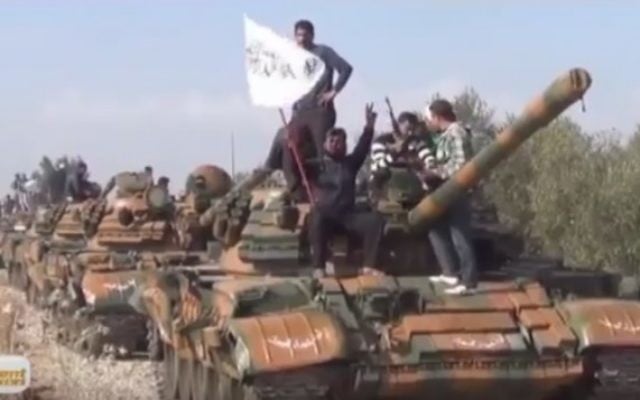 Membres de la Brigade des martyrs de Yarmouk en Syrie, un groupe affilié à l'Etat islamique. (Crédit : capture d'écran YouTube) Membres de la Brigade des martyrs de Yarmouk en Syrie, un groupe affilié à l'Etat islamique. (Crédit : capture d'écran YouTube)