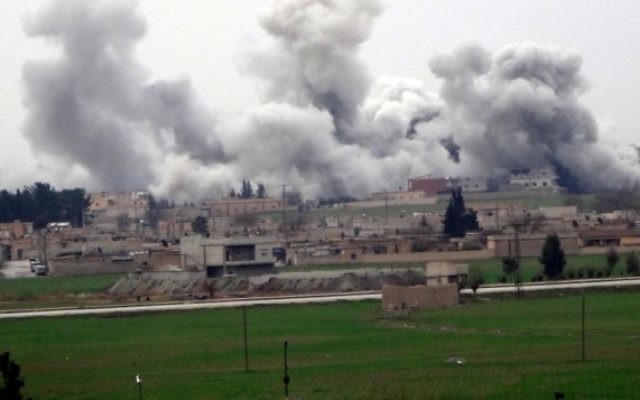 Akcakale, dans la province de Sanliurfa, couverte de fumée provenant de la ville syrienne de Tel Abyad pendant les combats entre l'Etat islamique et les combattantes kurdes (YPG), le 27 février 2016. (Crédit : AFP / STR)