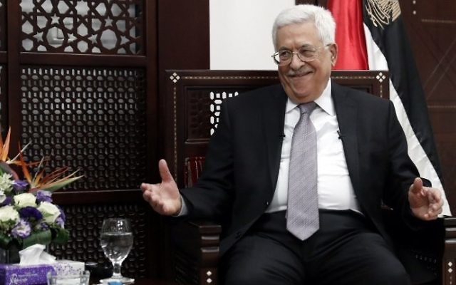 Le président de l'Autorité palestinienne, Mahmoud Abbas, dans son bureau de Ramallah, en Cisjordanie, le 11 avril 2016. (Crédit : Thomas Coex/AFP)
