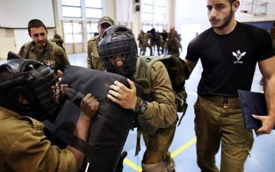 Des soldats de la brigade Golani de Tsahal pendant un entraînement de Krav Maga sur la base militaire de Regavim, le 19 avril 2016. (Crédit : AFP PHOTO / MENAHEM KAHANA)