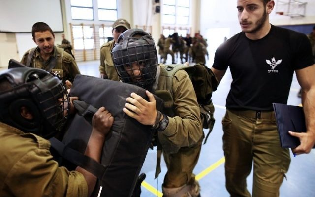 Des soldats de la brigade Golani de Tsahal pendant un entraînement de Krav Maga sur la base militaire de Regavim, le 19 avril 2016. (Crédit : AFP PHOTO / MENAHEM KAHANA)