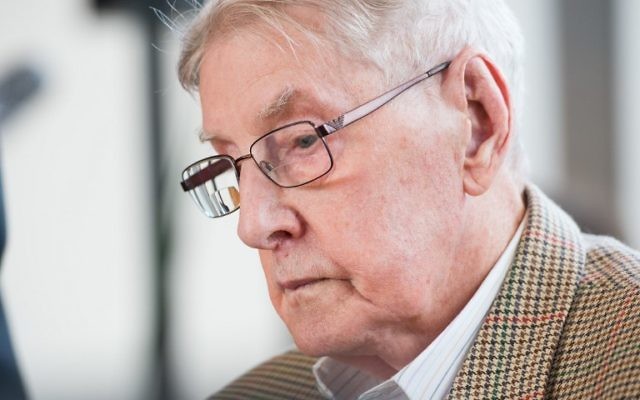L'ancien gardien d'Auschwitz Reinhold Hanning pendant son procès à Detmold, en Allemagne, le 28 avril 2016. (Crédit : AFP / POOL / Bernard Thissen)