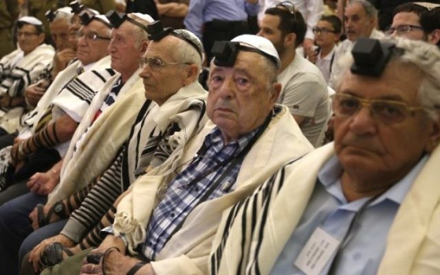 Des dizaines de survivants juifs de l'Holocauste fêtent leur bar mitzvah au mur Occidental, dans la Vieille Ville de Jérusalem, le 2 mai 2016. (Crédit : AFP/Menahem Kahana)