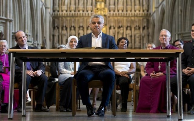 Sadiq Khan pendant sa cérémonie de prestation de serment en la cathédrale Southwark, dans le centre de Londres, le 7 mai 2016. (Crédit : AFP/Pool/Yui Mok)