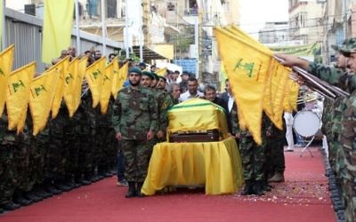 Photo d'illustration : Des membres du groupe terroriste chiite libanais Hezbollah assistent aux funérailles de Mustafa Badreddine, commandant du Hezbollah tué en Syrie, dans le quartier de Ghobeiry dans le sud de Beyrouth, le 13 mai 2016. (Crédit : Anwar Amro/AFP)