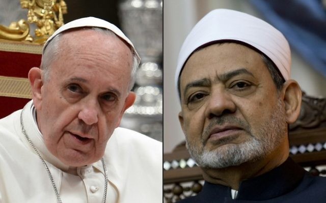 Ce montage de deux photos d'archives créé le 19 mai 2016 montre le pape François (à gauche) le 23 mai 2013 à la basilique Saint-Pierre au Vatican, et le Grand imam d'al-Azhar, Sheikh Ahmed al-Tayeb au siège d'al-Azhar, au Caire, le 11 octobre 2015 (Crédit : AFP PHOTO / FILIPPO MONTEFORTE AND KENZO TRIBOUILLARD)