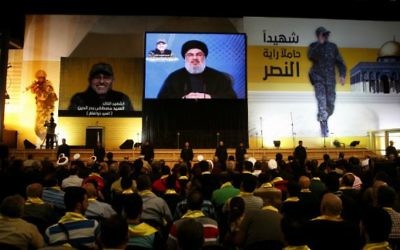 Le dirigeant du Hezbollah, Hassan Nasrallah, pendant une cérémonie en hommage à Mustafa Badreddine (portrait), commandant du Hezbollah tué une semaine avant à Damas , en Syrie, dans un quartier sud de la capitale libanaise, Beyrouth, le 20 mai 2016. (Crédit : Joseph Eid/AFP)
