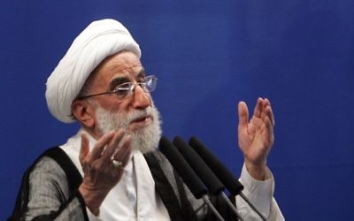 Ahmad Jannati, le 16 octobre 2009 pendant le sermon du vendredi à l'Université de Téhéran. Il a été élu à la tête de l'Assemblée des experts de l'Iran le 24 mai 2016, l'organe clé qui supervise le travail du guide suprême du pays. (Crédit : AFP PHOTO / BEHROUZ MEHRI)