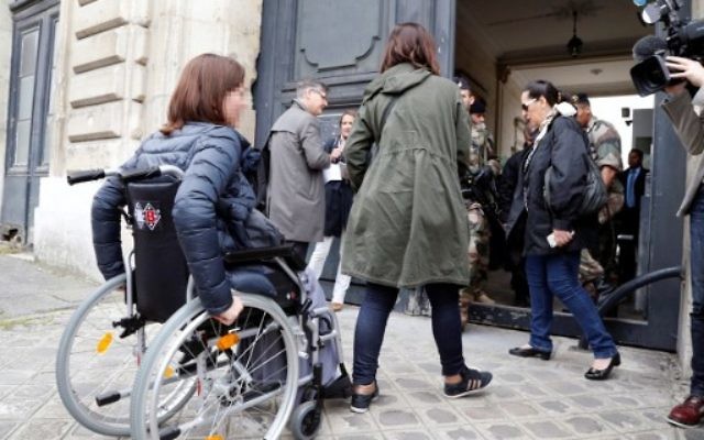 Des victimes des attentats du 13 novembre à Paris et leurs familles se rendent à la première réunion avec les juges d'instruction (Crédit : AFP PHOTO / FRANCOIS GUILLOT)