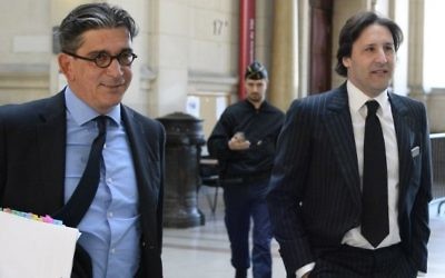 Arnaud Mimran (à droite) arrive avec son avocat, Jean-Marc Fedida (à gauche), au tribunal de Paris pour son procès dans l'affaire de l'escroquerie à la taxe carbone, le 25 mai 2016. (Crédit : Bertrand Guay/AFP) Arnaud Mimran (à droite) arrive avec son avocat, Jean-Marc Fedida (à gauche), au tribunal de Paris pour son procès dans l'affaire de l'escroquerie à la taxe carbone, le 25 mai 2016. (Crédit : Bertrand Guay/AFP)