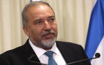 Avigdor Liberman, président du parti Yisrael Beytenu party, pendant la cérémonie de signature de l'accord de coalition avec le Premier ministre Benjamin Netanyahu, à la Knesset, le 25 mai 2016. (Crédit : AFP Photo/Menahem Kahana)