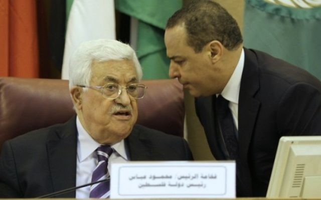 Le président de l'Autorité palestinienne Mahmoud Abbas pendant une rencontre des ministres des Affaires étrangères de la Ligue arabe pour préparer la conférence de paix organisée par la France, au Caire, le 28 mai 2016. (Crédit : AFP) Le président de l'Autorité palestinienne Mahmoud Abbas pendant une rencontre des ministres des Affaires étrangères de la Ligue arabe pour préparer la conférence de paix organisée par la France, au Caire, le 28 mai 2016. (Crédit : AFP)