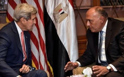 Le secrétaire d'Etat américain, John Kerry rencontre le ministre des Affaires étrangères égyptien, Sameh Choukri, le 13 septembre 2014, au Caire (Crédit : AFP/ MOHAMED EL-SHAHED)