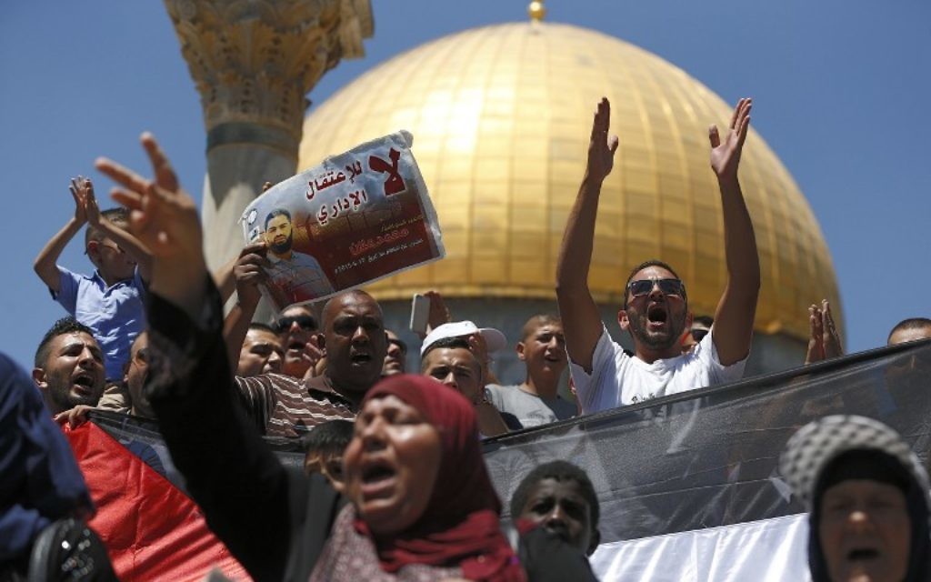 Manifestation palestinienne de soutien à Mohammed Allaan, un Palestinien en détention administrative en Israël qui est tombé dans le coma après presque deux mois de grève de la faim, devant la dôme du Rocher du complexe Al-Aqsa, sur le mont du Temple, dans la Vieille Ville de Jérusalem, le 14 août 2015. (Crédit : AFP PHOTO/AHMAD GHARABLI) Manifestation palestinienne de soutien à Mohammed Allaan, un Palestinien en détention administrative en Israël qui est tombé dans le coma après presque deux mois de grève de la faim, devant la dôme du Rocher du complexe Al-Aqsa, sur le mont du Temple, dans la Vieille Ville de Jérusalem, le 14 août 2015. (Crédit : AFP PHOTO/AHMAD GHARABLI)