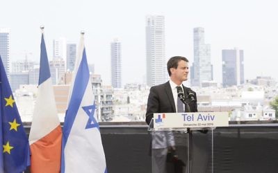 Manuel Valls lors de sa visite à Tel Aviv, le 22 mai 2016 (Crédit : Facebook page officielle Manuel Valls)