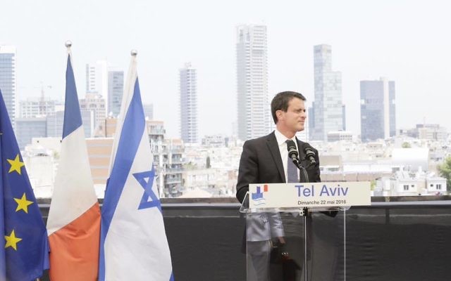 Manuel Valls lors de sa visite à Tel Aviv, le 22 mai 2016 (Crédit : Facebook page officielle Manuel Valls)