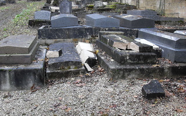 Photo d'illustration d'un cimetière saccagé (Crédit : Wikimedia Commons) Photo d'illustration d'un cimetière saccagé (Crédit : Wikimedia Commons)
