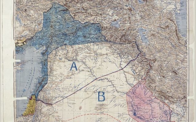 Carte des accord Sykes - Picot, signée par les deux diplomates, le 8 mai 1916. (Crédit : Royal Geographical Society, Mark Sykes et François Georges-Picot, Archives nationales du Rotaume-Uni, domaine public, via WikiCommons)