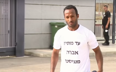 Amiya Taga porte un T-shirt de protestation contre l'indifférence d'Israël pour la communauté éthiopienne dans l'Etat hébreu  (Crédit : capture d'écran YouTube)