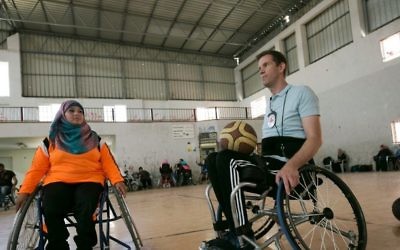 Des joueuses de l'équipe de basketball paralympique de Gaza entraînées par le coach Jess Markt, le 29 mai 2016. (Crédits : Said Khatib / AFP)
