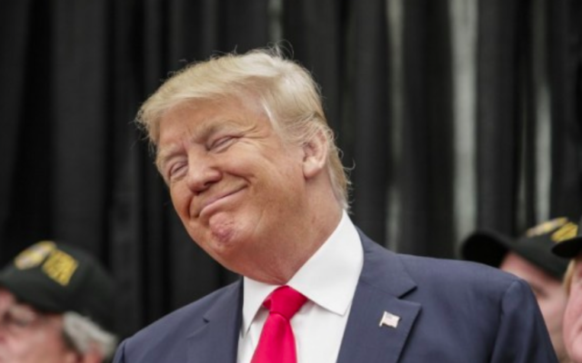 Donald Trump pendant une conférence de presse avec les membres de l'Association des anciens combattants de la police à Staten Island, New York, le 17 avril 2016. (Crédit : Kena Betancur/AFP) Donald Trump pendant une conférence de presse avec les membres de l'Association des anciens combattants de la police à Staten Island, New York, le 17 avril 2016. (Crédit : Kena Betancur/AFP)