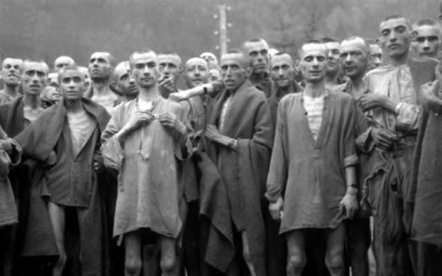 Des prisonniers du camp de concentration d'Ebensee en Autriche, un camp annexe du camp de concentration de Mauthausen, photographié par un soldat américain à la Libération, le 6 mai 1945 (Crédit : National Archives and Records Administration) Des prisonniers du camp de concentration d'Ebensee en Autriche, un camp annexe du camp de concentration de Mauthausen, photographié par un soldat américain à la Libération, le 6 mai 1945 (Crédit : National Archives and Records Administration)