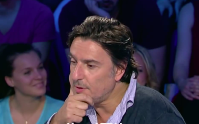 Yvan Attal, en avril 2014 sur le plateau de 'On n'est pas couché' (Crédit : Capture d’écran YouTube)