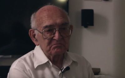 Jerry Aviram, 82 ans, survivant polonais de l’Holocauste, en mai 2016. (Crédit : capture d'écran YouTube/Times of Israel)